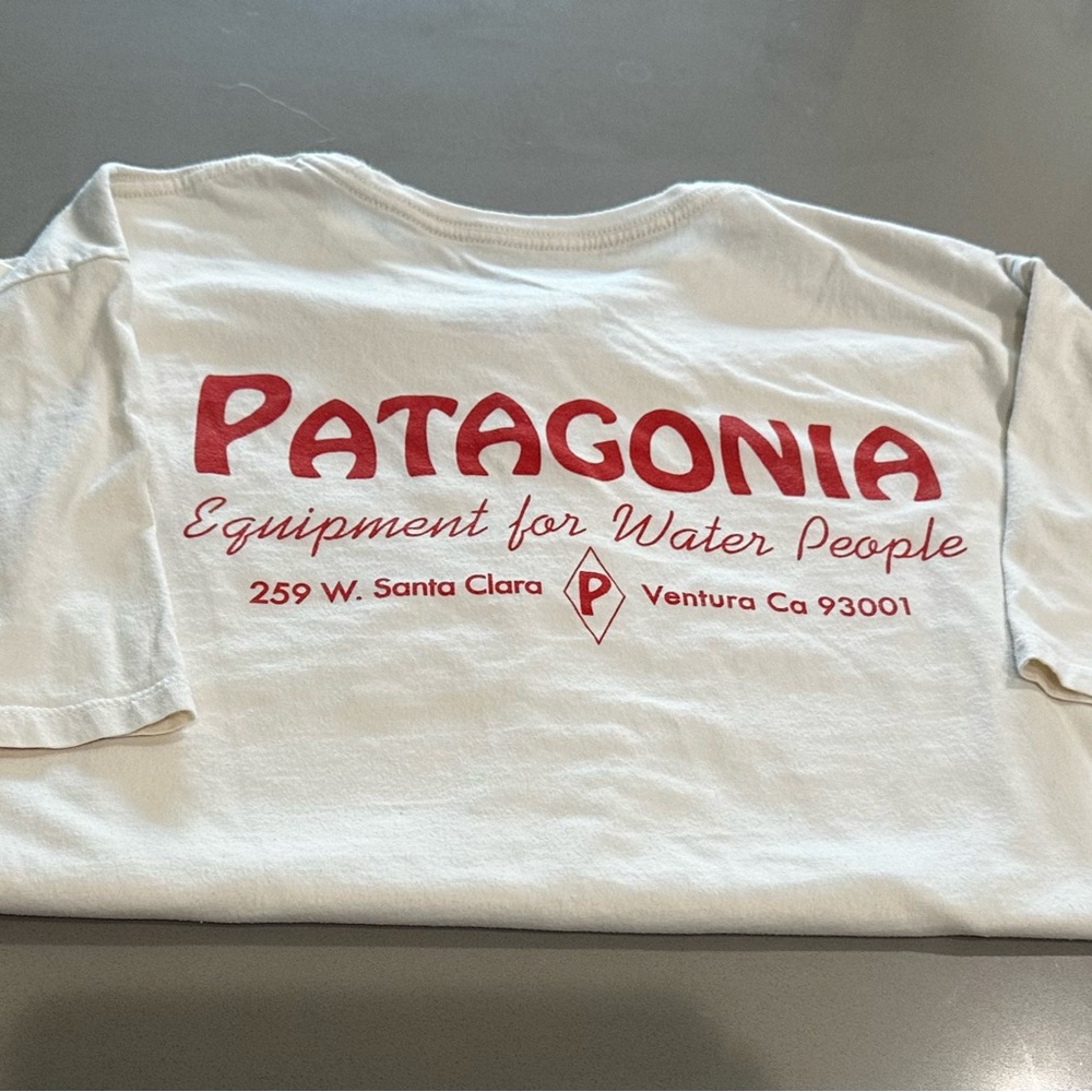 Men’s vintage style Patagonia tee size large